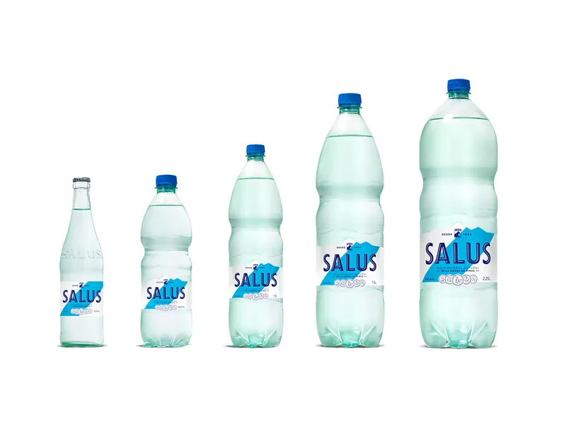 Línea de botellas de agua Salus con gas